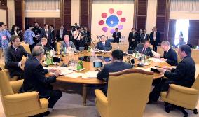 G-8 leaders in 2nd-day session in Okinawa